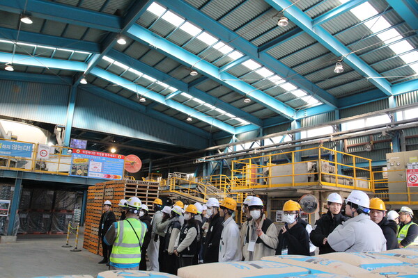 8일 경기도 화성 삼표산업 기술연구소(S&I 센터)에서산학투어에 참석한 서울대학교 건축학과 학생들이 현장을 견학 중이다. 사진=삼표그룹