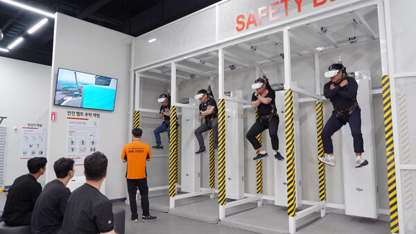 LG전자 직원들이 창원 LG스마트파크에 오픈한 안전체험센터 '세이프티온(SAFETY ON)'에서 공사 현장에서의 추락사고를 VR로 체험하며 안전대 착용의 중요성을 교육 받고 있는 모습. 사진=LG전자