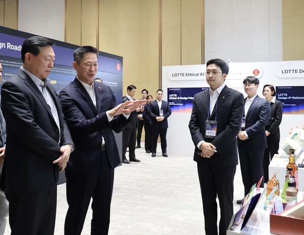 신동빈 롯데 회장과 이돈태 롯데지주 디자인전략센터장(왼쪽 두번째)이 롯데 디자인의 미래라는 주제로 마련된 전시 부스를 살펴보고 있다. 사진=롯데지주