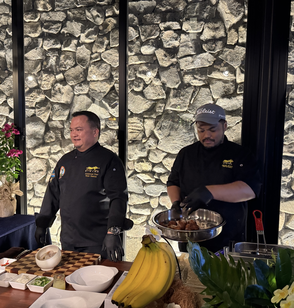 피터 T.C 두에나스(왼쪽). 다윈 아레올라 주방장이 바나나를 활용한 밀가루 반죽을 튀긴 차모로식 도넛 '바나나 부뉴엘로'를 요리하고 있다. 사진=양찬혁 기자