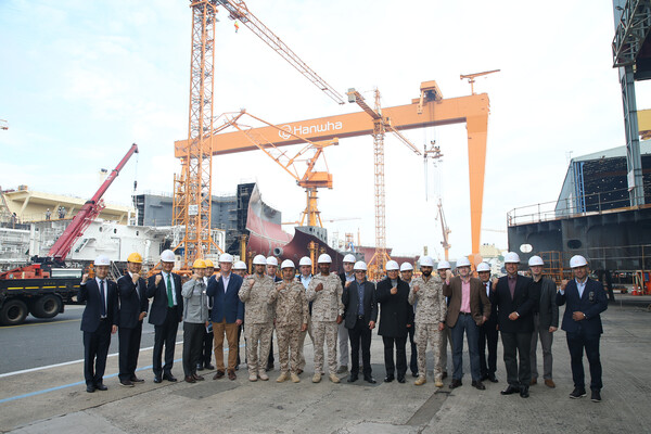 폴란드 야로스와프 지미안스키 해군총장 등 해외 5개국 19명의 잠수함 관련 주요 군 관계자들이 한화오션을 방문, 생산설비와 잠수함 건조현장을 돌아보고 기념 촬영을 하는 모습. 사진=한화오션