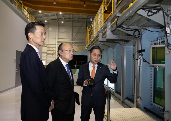 김승연 회장(사진 가운데)과 김동관 부회장(왼쪽)이 한화오션 시흥R&D캠퍼스의 상업용 세계 최대 공동수조를 방문해 시연을 지켜보고 있다. 사진=한화그룹