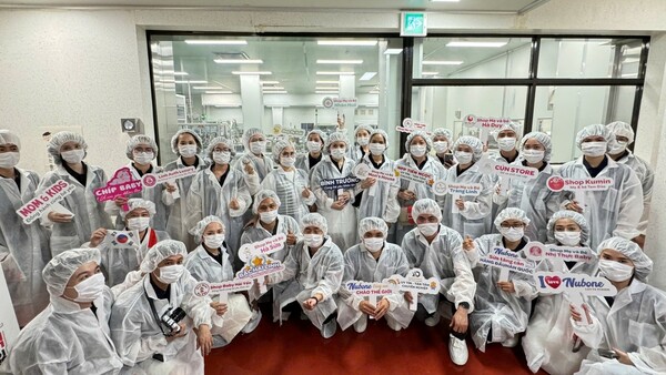 롯데웰푸드 횡성 공장을 찾은 베트남 현지 거래처 관계자들. 사진=롯데웰푸드