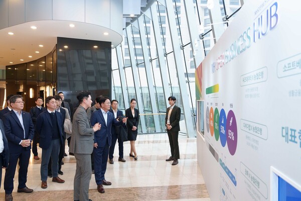 이석용 농협은행장(가운데)와 임직원이 '2024 NH오픈비즈니스데이' 행사장을 찾아 팝업 전시부스를 참관하고 있다. 사진=NH농협은행