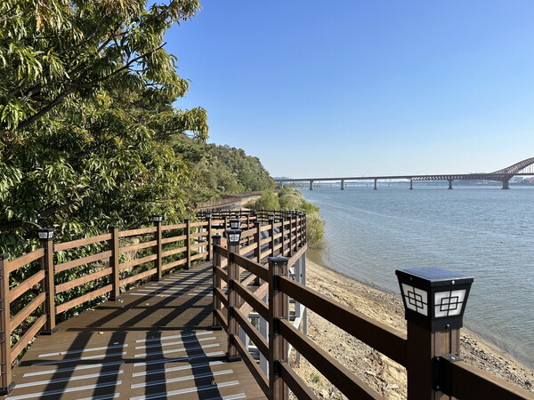 행주산성 수변데크길. 사진=고양특례시.