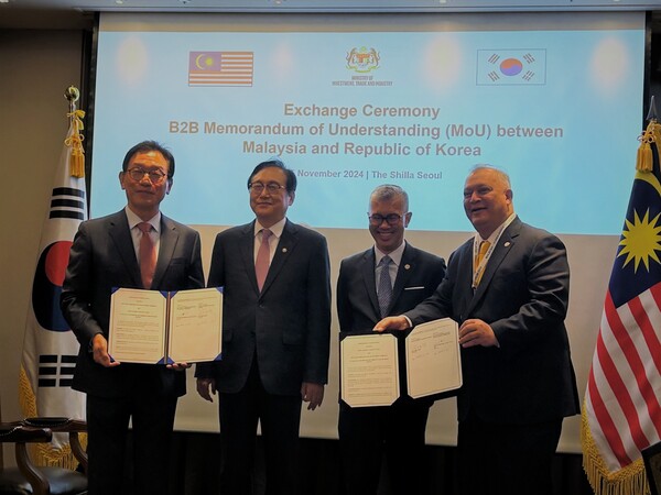 (왼쪽부터) 이상중 KISA 원장, 정인교 산업통상자원부 통상교섭본부장, 뜽쿠 자프룰 아지즈(Tengku Zafrul Aziz) 말레이시아 투자통상산업부 장관, 모하마드 살림 빈 파테 딘(Tan Sri Mohamad Salim bin Fateh Din) 말레이시아 통신멀티미디어위원회 위원장. 사진=KISA