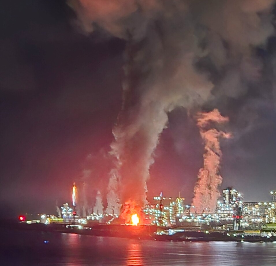 지난 10일 오전 발생한 포항제철소 3파이넥스공장 1차 화재 모습. 사진=연합뉴스