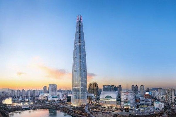 서울시 송파구에 위치한 롯데월드타워 전경. 사진 = 롯데그룹