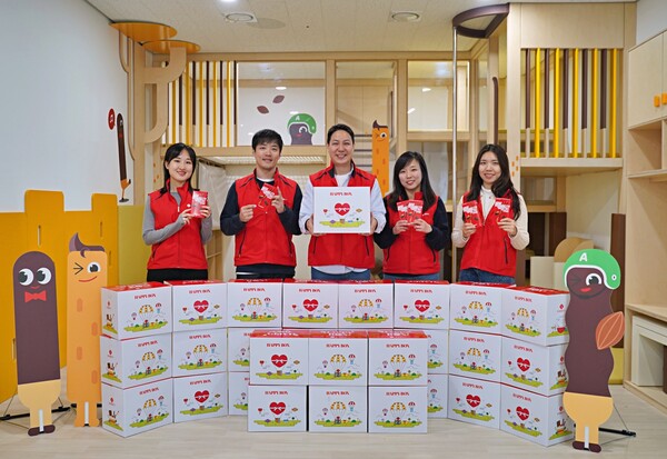 지난 26일 롯데웰푸드 임직원들이 경상남도 남해군의 롯데웰푸드 해피홈 12호점에서 봉사활동을 진행 중이다. 사진=롯데웰푸드 