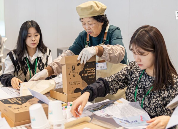 '희망의 종이캔버스 만들기' 캠페인에 참여한 HD현대오일뱅크 임직원들의 모습. 사진=HD현대오일뱅크