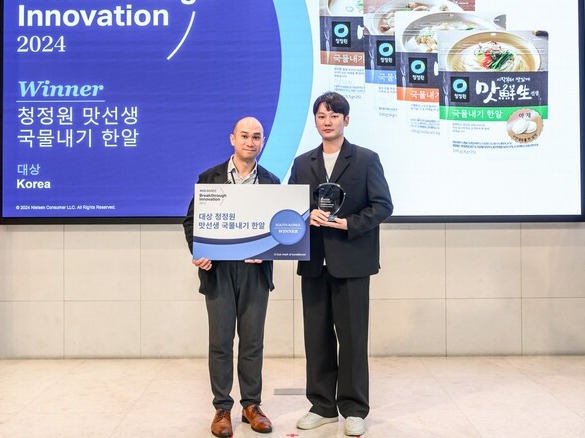 지난 7일 서울 서초구 엘타워에서 열린 ‘NIQ 2024 혁신신제품대상(NIQ Breakthrough Innovation Award 2024)’ 시상식 참여자들이 기념 사진을 촬영 중이다. 왼쪽부터 토마스 푼(Thomas Pun) NIQ BASES사업부 동아시아지역 커머셜 리더, 이명훈 대상 시즈닝팀 PM. 사진=대상