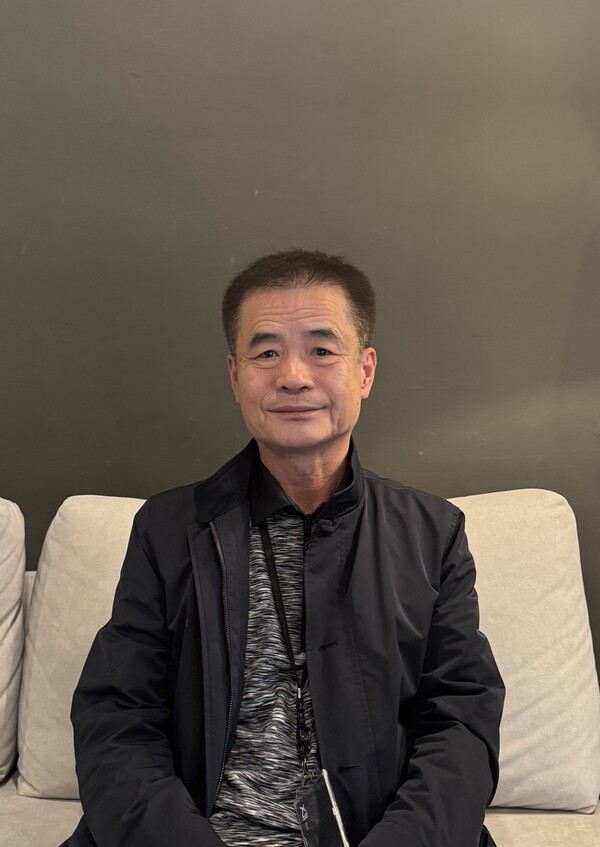 지난 22일 서현역 부근 카페에서 김희상 번역가와 인터뷰를 진행하고 있다. 사진=양찬혁 기자