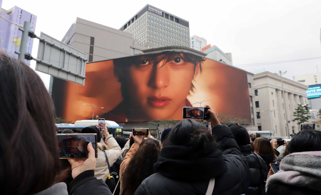 신세계가 연말을 맞아 신세계백화점 본점 본관 신세계스퀘어에서 내달 13일까지 방탄소년단 뷔와 명품 보컬 박효신의 디지털 싱글 ‘Winter Ahead (with PARK HYO SHIN)’ 뮤직비디오를 선보인다. 사진=신세계