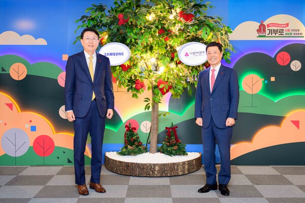김병준 사회복지공동모금회 회장(오른쪽)과 장석훈 삼성사회공헌업무총괄 사장이 2일 서울 중구 사회복지공동모금회 회관에서 열린 연말 이웃사랑 성금 전달식에 참석해 기념촬영하고 있다. 사진=삼성