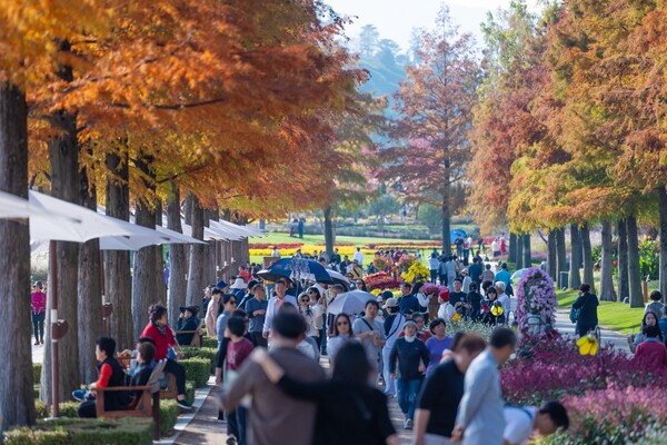 순천만 국가정원 관람객들. 사진=순천시