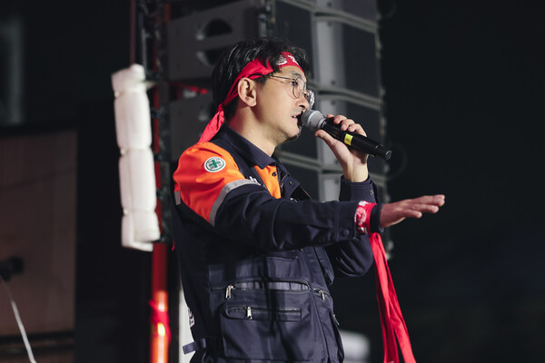 2일 포항제철소 앞에서 진행된 파업 출정식에서 김성호 포스코노조 위원장이 발언하고 있다. 사진=포스코 노조