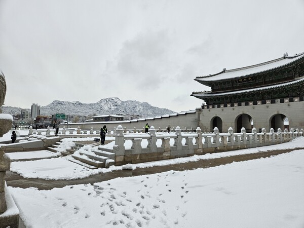 눈 덮인 광화문 전경. 사진=이상현 기자