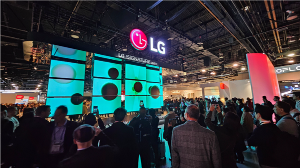 2024 레드닷 디자인 어워드 수상작 'OLED T Moving Facade'. 사진=에이프레임