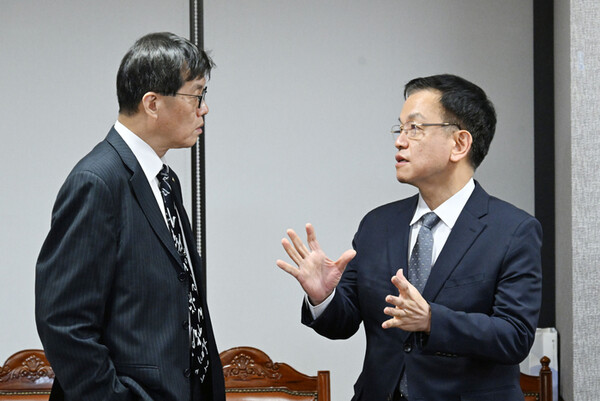 4일 최상목 부총리 겸 기획재정부장과(오른쪽)과 이창용 한국은행 총재가 '긴급 거시경제·금융현안 간담회'에서 논의를 하고 있다. 사진=한국은행