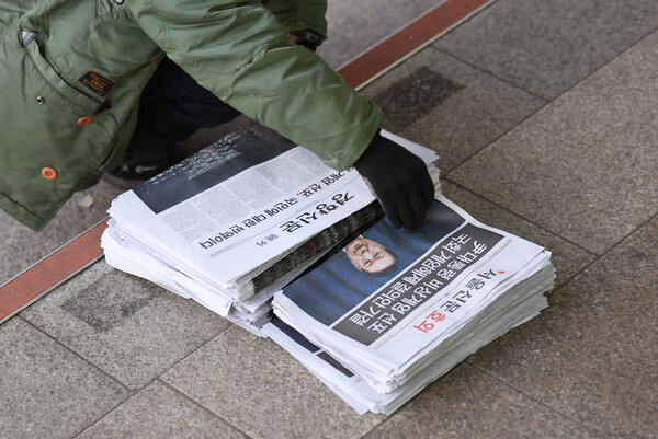 윤석열 대통령이 긴급 대국민 담화를 통해 비상계엄 해제를 선언한 4일 오전 서울 종로구 광화문광장 인근에서 한 시민이 관련 내용이 적힌 호외를 가져가고 있다. 사진=연합뉴스