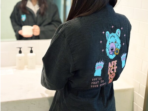 글래드호텔이 신규 출시한 '취향가옥: Art in Life, Life in Art' 아티스트 자수 로브. 사진=글래드호텔앤리조트