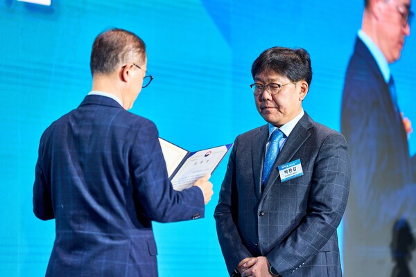 (왼쪽부터)이승렬 산업통상자원부 실장, 박완갑 종근당바이오 대표. 사진=종근당바이오