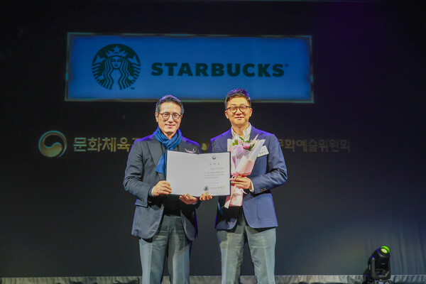 4일 서울 종로구 아르코예술극장에서 열린 2024 문화예술후원 매개단체 및 우수기관 인증제도 시상식 참여자들이 기념사진을 촬영 중이다. 왼쪽부터 정병국 한국문화예술위원회 위원장, 정윤조 스타벅스 코리아 운영담당. 사진=스타벅스 코리아