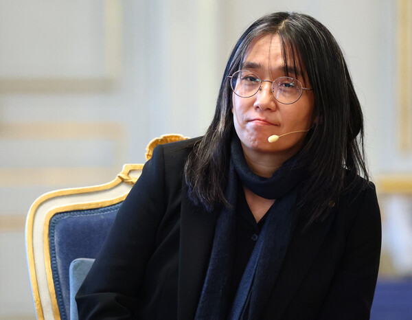 2024 노벨문학상 수상자인 한강 작가가 지난 6일 스웨덴 스톡홀름 노벨상박물관에서 기자회견을 하고 있다. 사진=연합뉴스