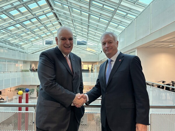 테오 파나지오툴리아스 스타얼라이언스 CEO(왼쪽)와 마이클 루소 최고경영진 신임 의장(오른쪽)이 악수를 나누고 있다. 사진=아시아나항공