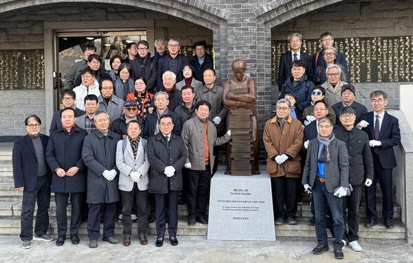 1980~1990년대 군사정권 시절 당시 활동한 출판인과 작가, 출판 유관 단체 등이 '책을 지키는 사람들' 조형물 제막식에 참석해 기념사진을 촬영하고 있다. 사진=양찬혁 기자