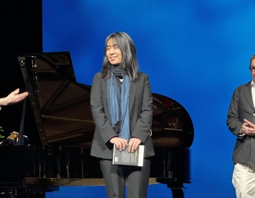 노벨문학상 수상자 한강이 12일(현지 시각) 스웨덴 스톡홀름 왕립연극극장에서 열린 '노벨 낭독의 밤' 행사에 참석하고 있다. 사진=연합뉴스