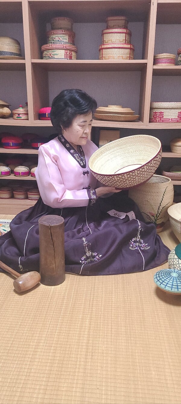 국가무형유산 '완초장' 보유자 유선옥 씨. 사진=국가유산청