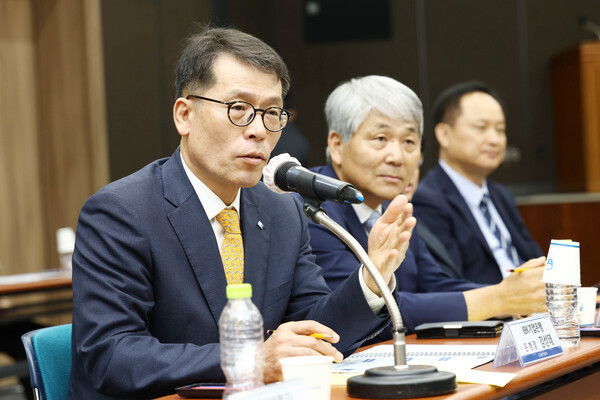 중소기업 현장 간담회에서 김성태 IBK기업은행장이 중소기업 대표들과 대화 하고 있다. 사진=IBK기업은행