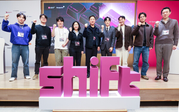 홍범식(왼쪽 다섯번째) LG유플러스 사장이 ‘쉬프트(Shift)’ 데모데이 행사에 참석해 선발한 스타트업 대표와 기념촬영을 하고 있다. 사진=LG유플러스