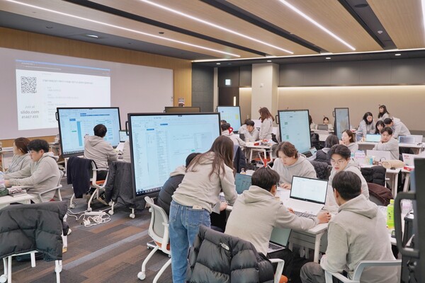 롯데웰푸드 임직원들이 지난 11일부터 12일까지 열린 경기도 오산 롯데인재개발원 오산캠퍼스에서 열린 '제1회 인싸톤' 대회에 참여하고 있다. 사진=롯데웰푸드 