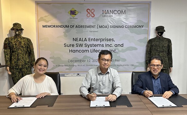 오병진 한컴라이프케어 대표(맨 오른쪽)가 필리핀 현지 기업 대표들과 계약서에 서명하고 있다.  사진=한컴라이프케어
