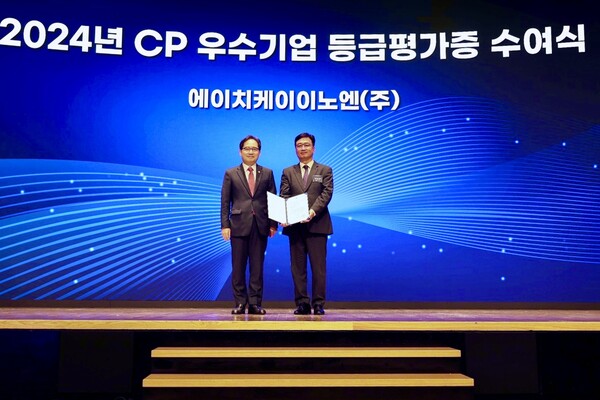 (왼쪽부터)한기정 공정거래위원회 위원장, 김기호 HK이노엔 전략지원실 전무. 사진=HK이노엔