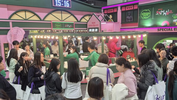 서울 강서구 코엑스 마곡에서 열리는 '컬리 푸드페스타 2024' 내 CJ제일제당의 부스에서 관람객들이 시식에 참여하고 있다. 사진=CJ제일제당 