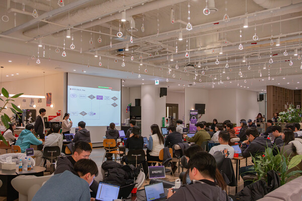 23일 서울 강남구 컬리 본사에서 열린 '컬리해커톤'에 참가자들이 참여하고 있다. 사진=컬리 