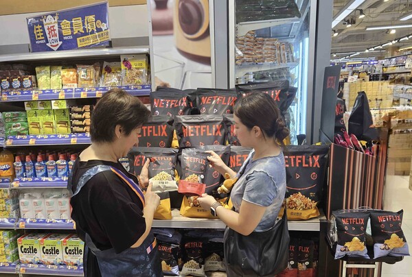 홍콩 파크앤샵에 진출한 GS리테일과 넷플릭스의 IP 제휴 상품이 전시돼 있다. 사진=GS리테일
