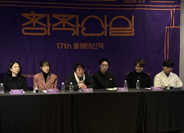 창작뮤지컬 '오셀로의 재심' 박새봄 작가가 26일 서울 종로구 대학로예술극장 1층에서 열린 17회 창작산실 1차 시기별 기자간담회에 참석해 질문에 답하고 있다. 사진=양찬혁 기자