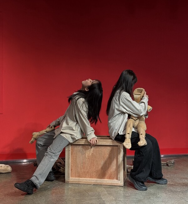 26일 서울 종로구 대학로예술극장 1층에서 '기존의 인형들 : 인형의 텍스트' 공연이 시연되고 있다. 사진=양찬혁 기자.