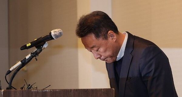 송경훈 제주항공 경영지원본부장이 30일 서울 강서구 메이필드 호텔에서 열린 무안공항 여객기 참사 관련 3차 브리핑에 앞서 고개 숙여 사과하고 있다. 사진=연합뉴스