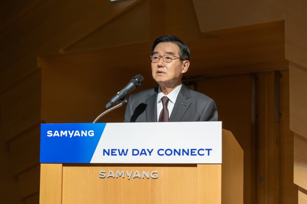 2일 판교 디스커버리센터에서 열린 '2025년 삼양 NEW DAY CONNECT'에서 삼양홀딩스 김윤 회장이 임직원들에게 신년 메시지를 전하고 있다. 사진=삼양그룹