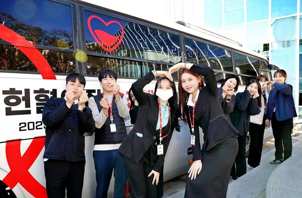 하림 본사에 도착한 사랑의 헌혈버스와 하림 직원들 모습. 사진=하림