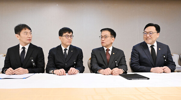 (왼쪽부터)이복현 금융감독원장, 이창용 한국은행 총재, 최상목 대통령 권한대행 부총리 겸 기획재정부 장관, 김병환 금융위원장. 사진=연합뉴스