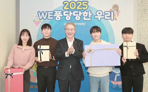 임종룡 우리금융미래재단 이사장 (가운데)와 자립준비청년. 사진=우리금융지주