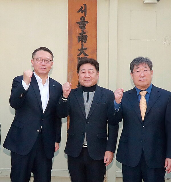 (왼쪽부터)정진완 우리은행 은행장, 문남엽 남대문시장상인회 회장, 박칠복 남대문시장 대표이사. 사진=우리은행