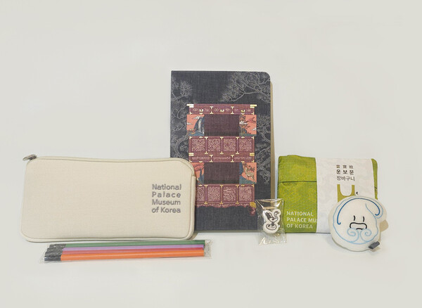 관람객에게 선착순 증정되는 국립고궁박물관 문화상품 꾸러미. 사진=국가유산청