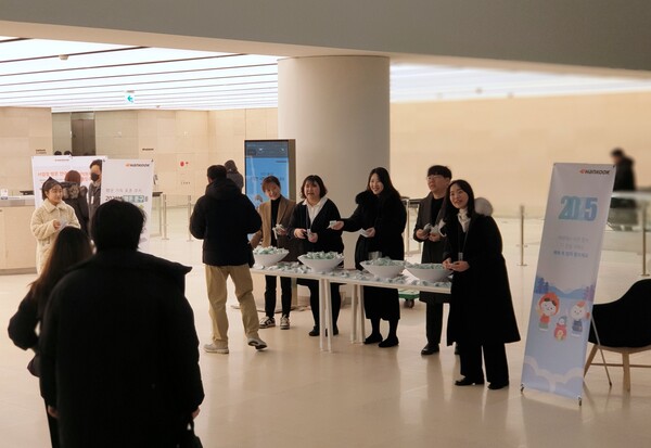 한국앤컴퍼니그룹이 새해 첫 출근을 맞이해 임직원에게 새해 인사말이 적힌 엽서와 포춘쿠키를 증정하는 이벤트를 진행했다. 사진=한국앤컴퍼니그룹